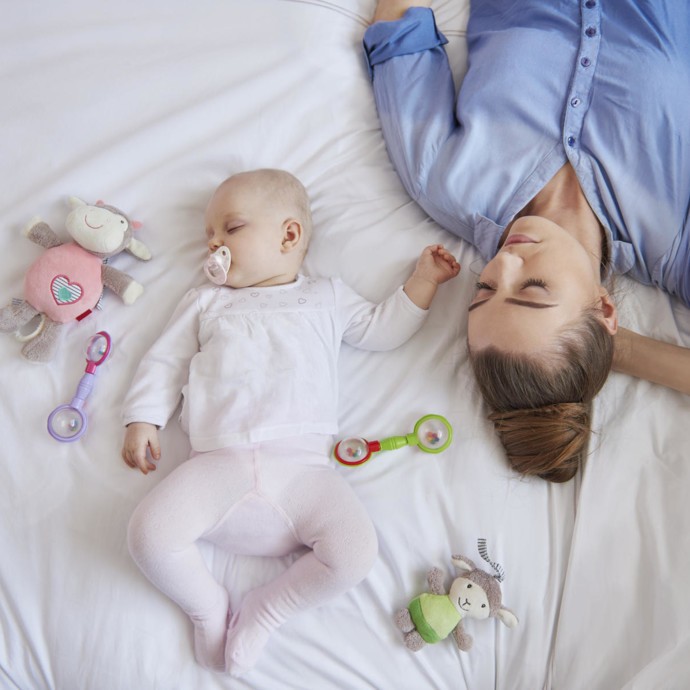 هل تقاسم السرير مع الطفل الحديث الولادة آمن؟