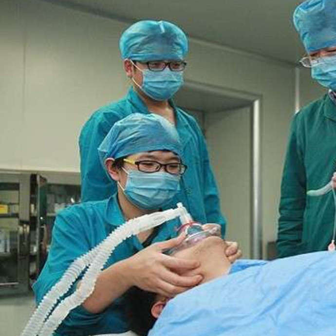 بالصورة:جراح صيني يغفو ممسكا بيد المريض!