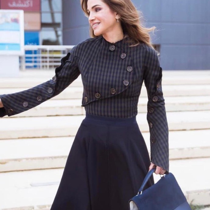 الملكة رانيا العبدالله تزينها إحدى حقائب HALM
