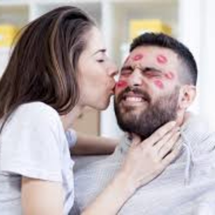 7 فوائد لتقبيل الزوج