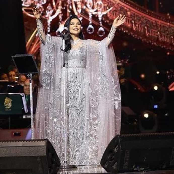 أحلام بفستان براق في أول حفل لها في الرياض