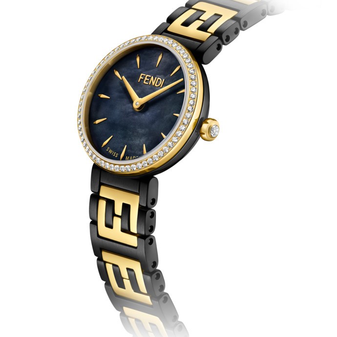 ساعة يد ثمينة تزين المعصم من Fendi