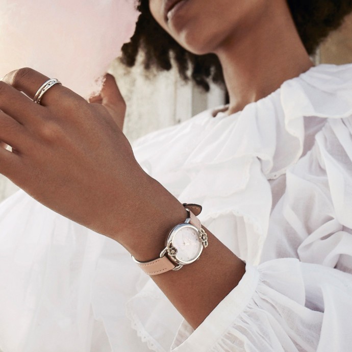 ساعة أنيقة من Coach