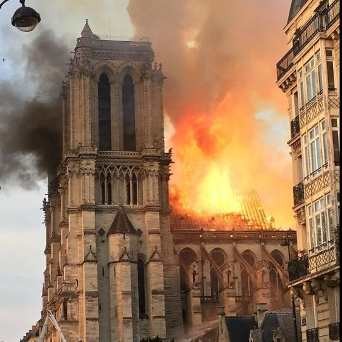 حريق مهول يصدم معلم فرنسا التاريخي!