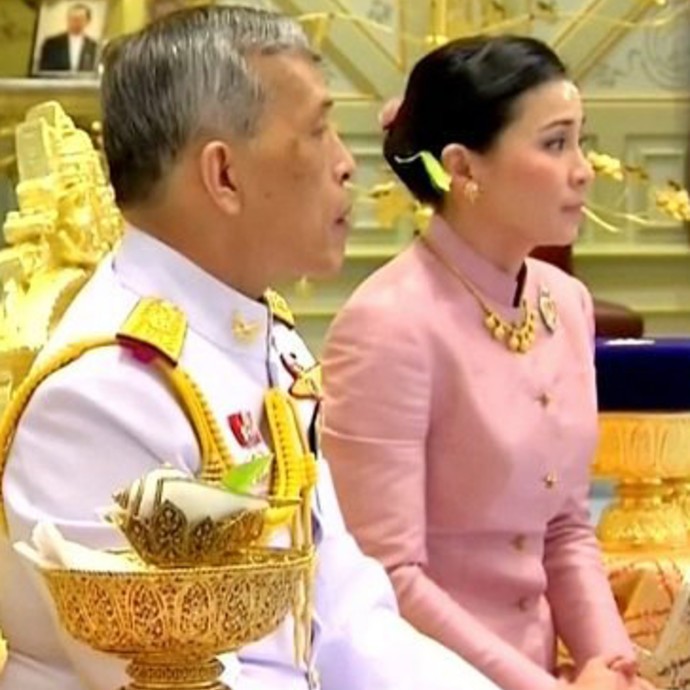 ملك تايلاند يتزوج مضيفة طيران سابقة وينصبها ملكة