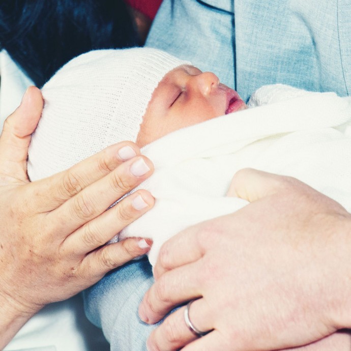 فصل مذيع نشر صورة ساخرًا من مولود الأمير هاري