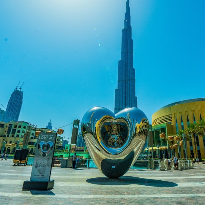 تمثال LOVE ME تزين وسط مدينة دبي