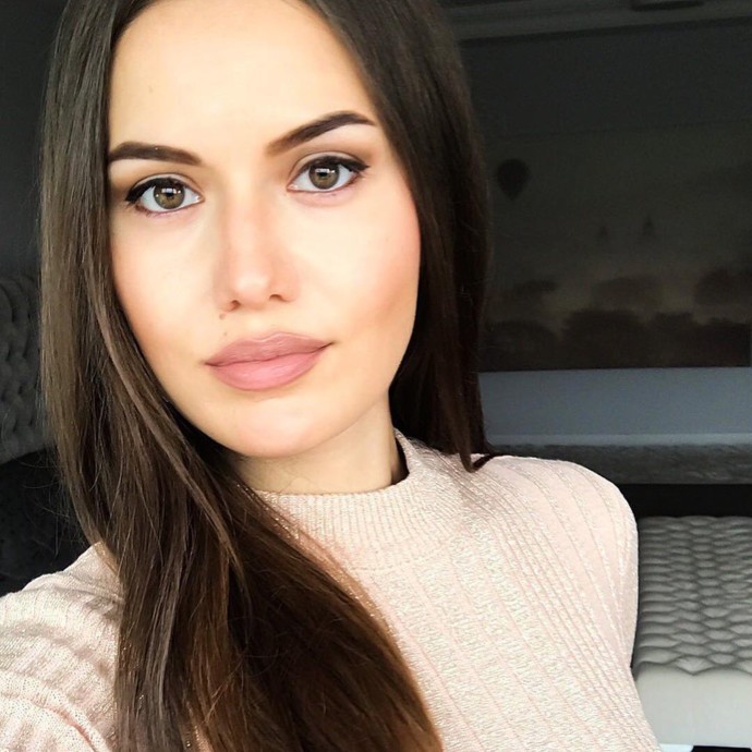 مغنية رومانية نسخة طبق الأصل عن فهرية أفجين
