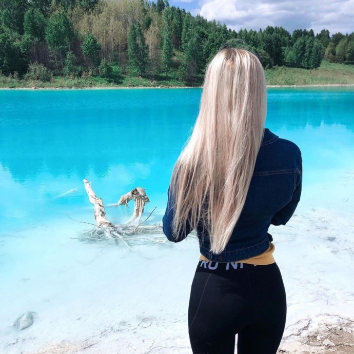 بالصورة:بحيرة فيروزية روسية مميزة بألوانها العجيبة