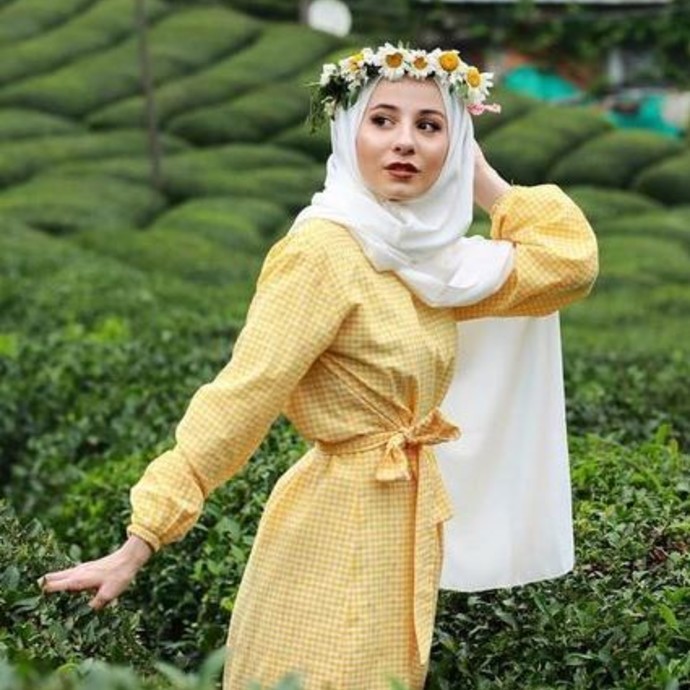 ملابس محجبات في عيد الأضحى باللون الأصفر المشعّ