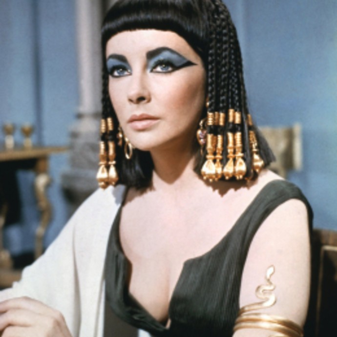 علماء يعيدون تركيب "عطر" ملكة مصر كليوباترا