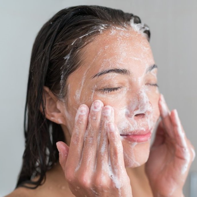 لهذه الأسباب، لا تغسلي وجهك خلال الاستحمام