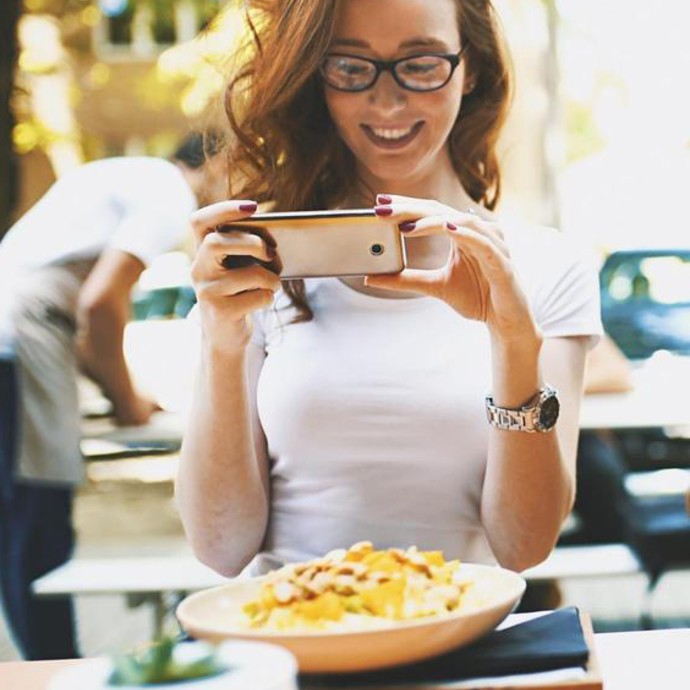 "وسائل التواصل الاجتماعي" تساعد في انتشار اضطراب غذائي شائع‎