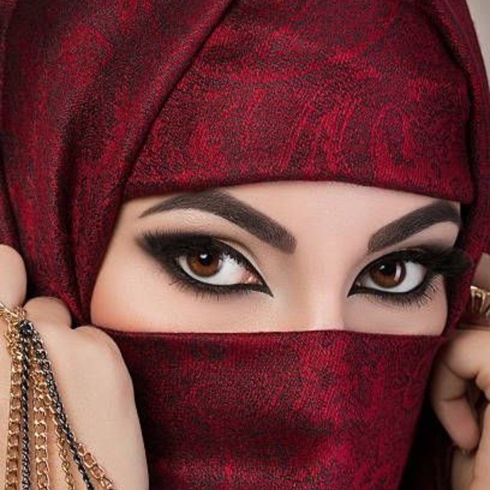 خطوات بسيطة لمكياج عيون عربي للعام الجديد