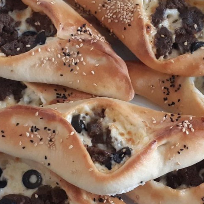 فطاير السجق والموزاريلا