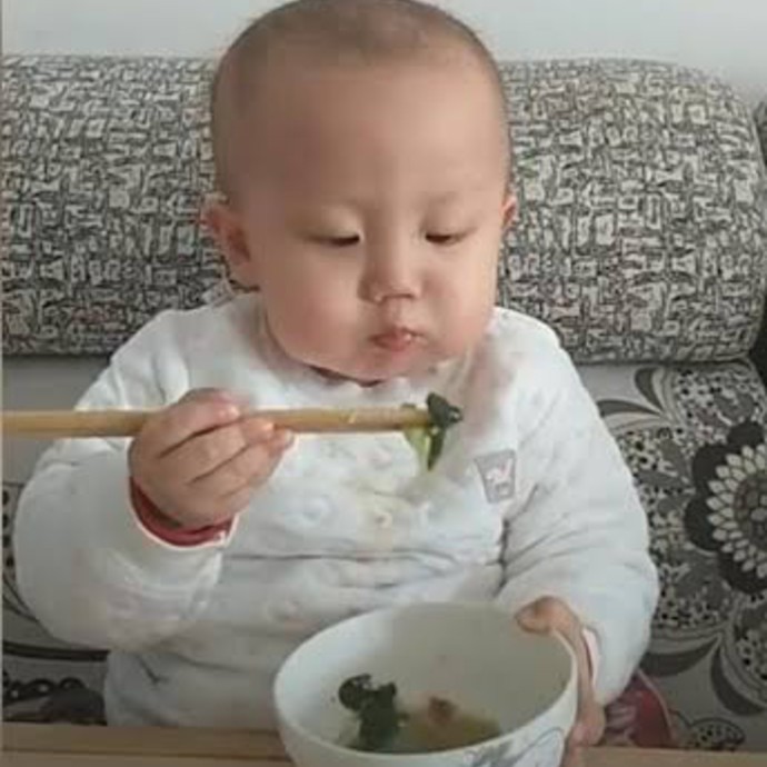 بالفيديو: طفل في الثانية من عمره يأكل بطريقة احترافية