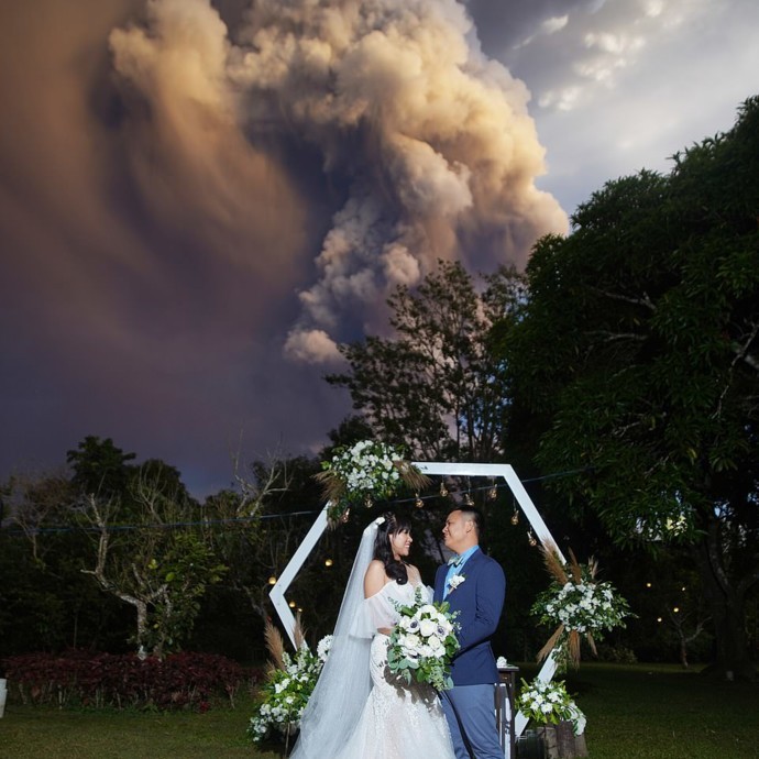 زوجان يقيمان حفل زفافهما تحت دخان بركان