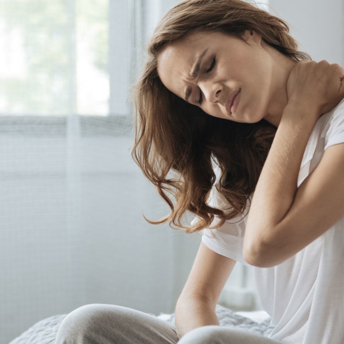 4 خطوات طبيعية لتخفيف ألم وتصلب الرقبة في الصباح