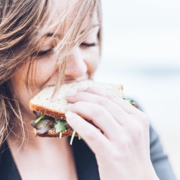 ما هي استراتجية الأكل الواعي؟ وهل تساعد على فقدان الوزن؟