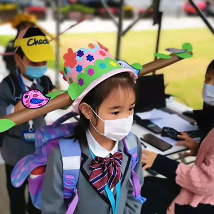 بالفيديو:قبعات خاصة للتباعد الاجتماعي في المدارس