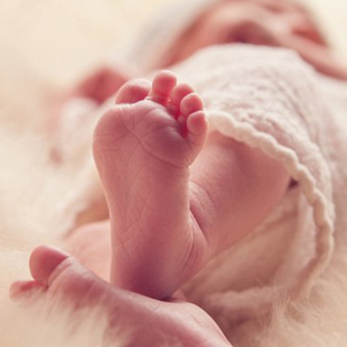 بالفيديو:ولادة طفلة بفمين منفصلين