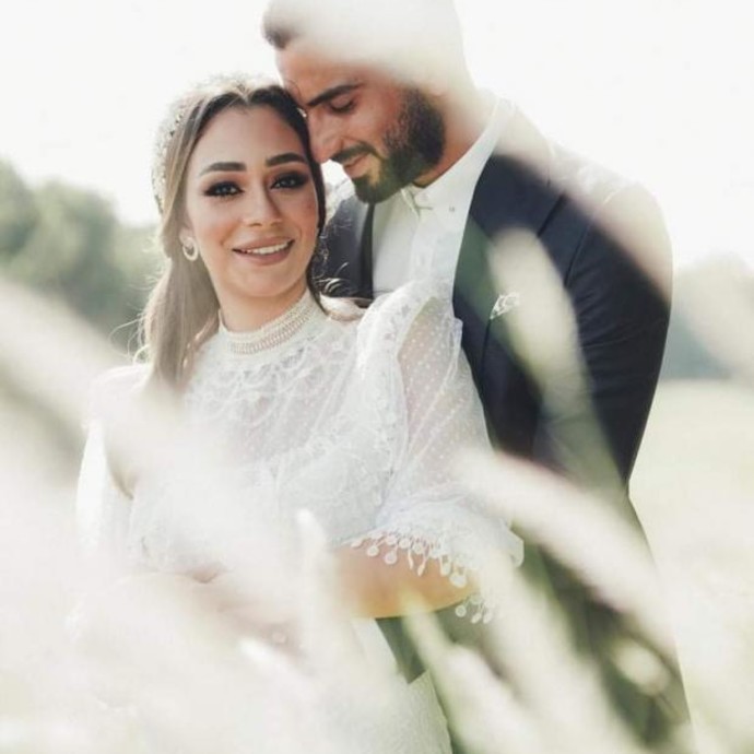 إطلالة مشعّة لزوجة محمد الشرنوبي يوم زفافها