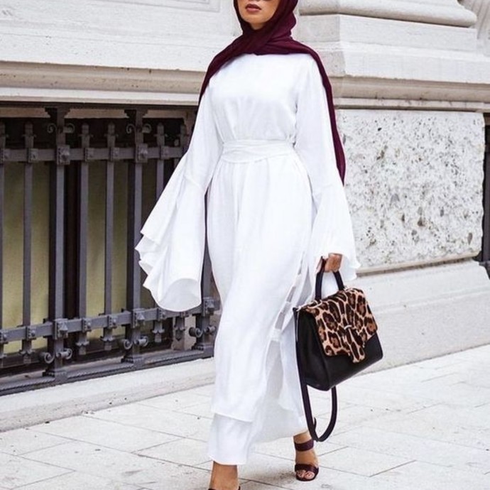 الفساتين البيضاء: كيف ترتدينها بحشمة لعيد الأضحى؟