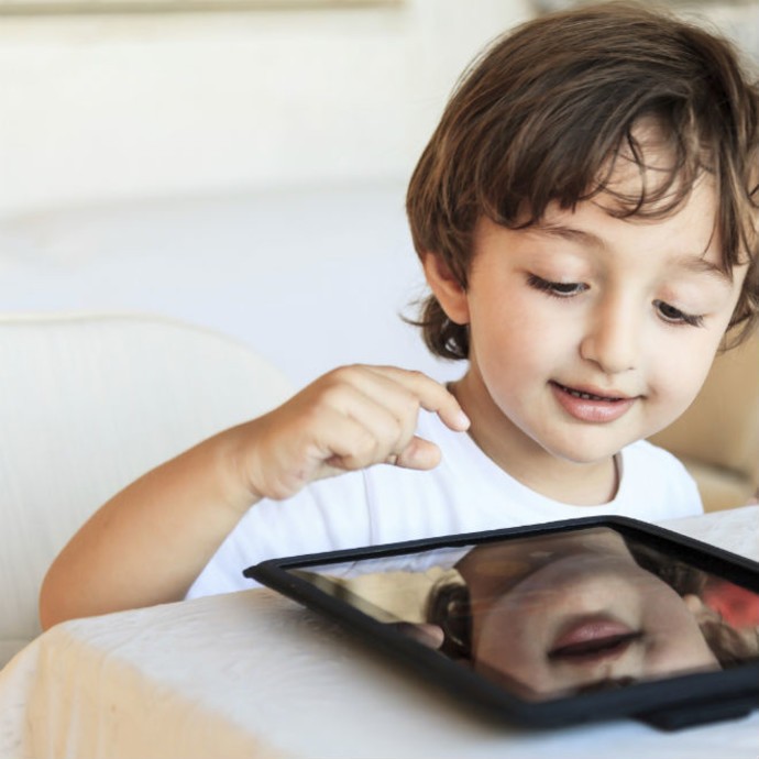 إدمان شاشات الأجهزة الإلكترونية خطر يهدّد نمو الأطفال
