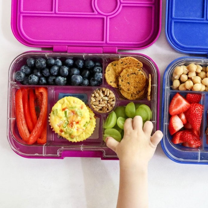 5 أطعمة صحية يجب أن تحويها حقيبة طفلكِ المدرسية