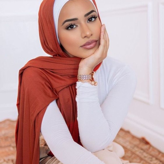5 ألوان تميّزك في يوم المرأة الإماراتية