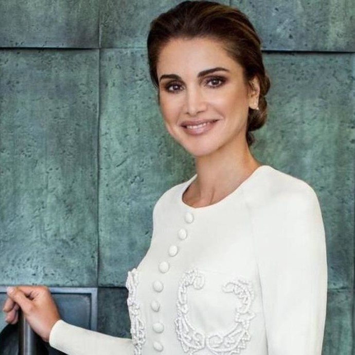بمناسبة عيدها الـ50، الملكة رانيا بفستان من توقيع سعودي