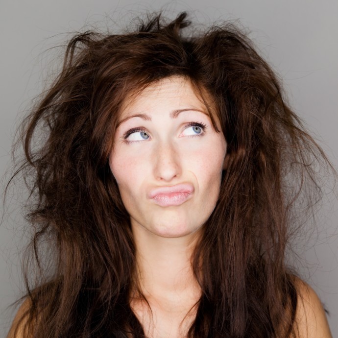7 عادات يومية تسبب تطاير الشعر، تجنبيها!