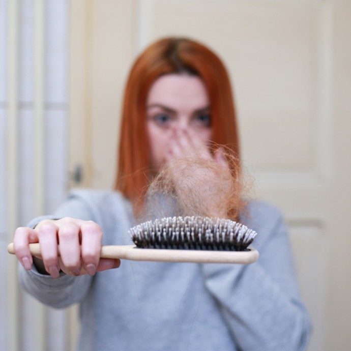 8 أسباب شائعة لتساقط الشعر عند النساء