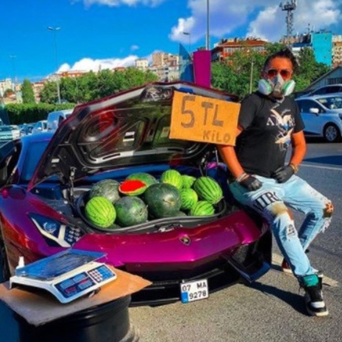 بالصور:شخص يعرض بطيخ للبيع في سيارة لمبرجيني