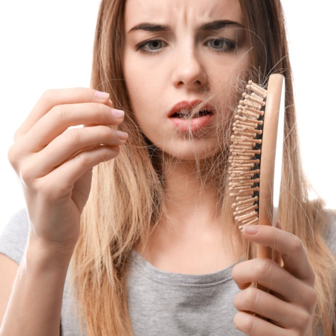 3 طرق فعالة تخلّصكِ من تساقط الشعر