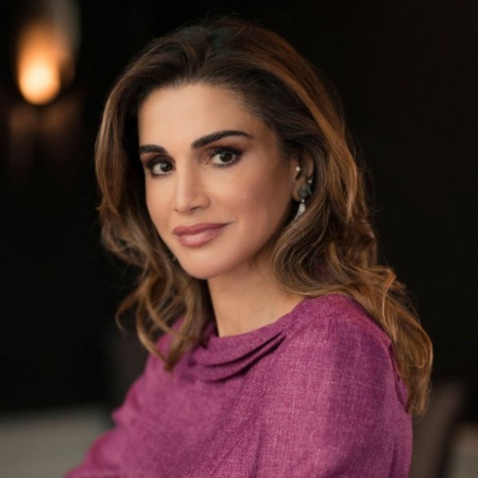 بالصورة: الملكة رانيا تودّع عام 2020 بطلّة حمراء
