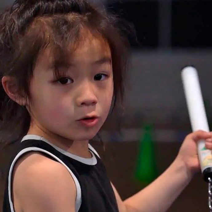 بالفيديو:فتاة في السابعة من عمرها تجسد حركات بروس لي