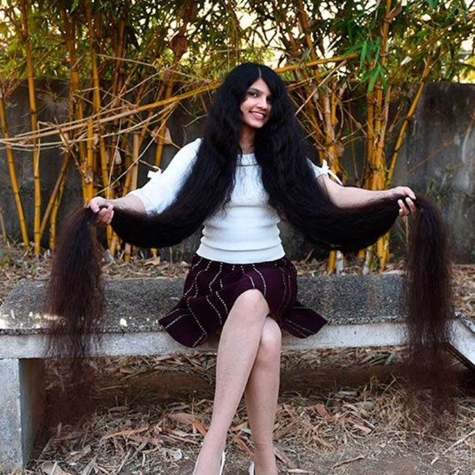 بالفيديو:صاحبة أطول شعر بالعالم تقصه وتتبرع به