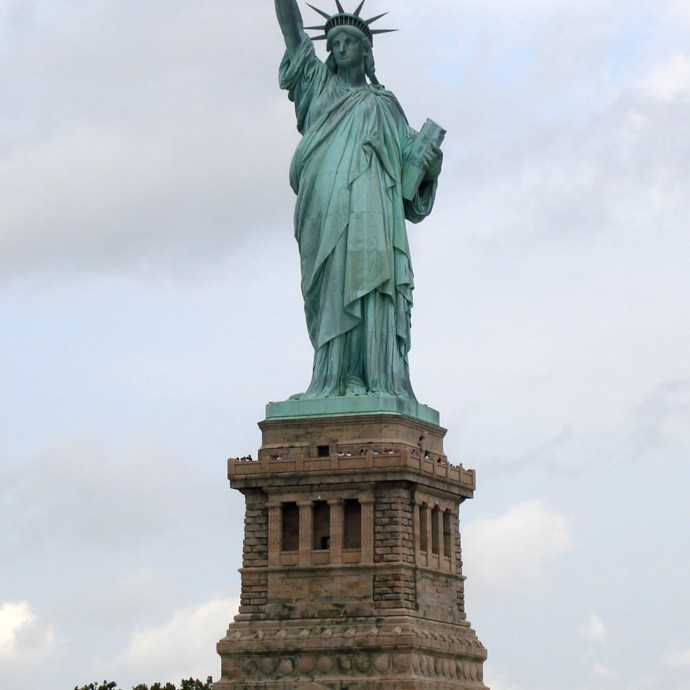 فرنسا تهدي أمريكا نسخة ثانية عن تمثال الحرية
