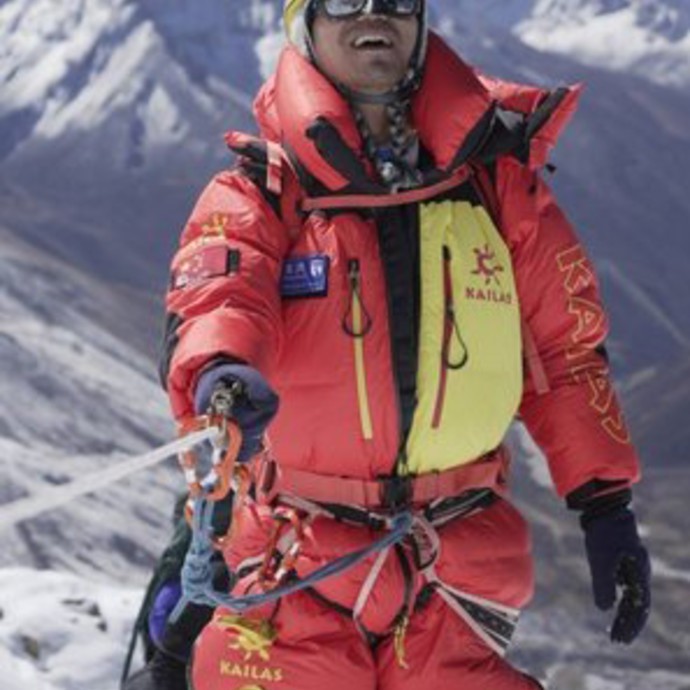 ضرير صيني يتسلق بنجاح أعلى جبل في العالم