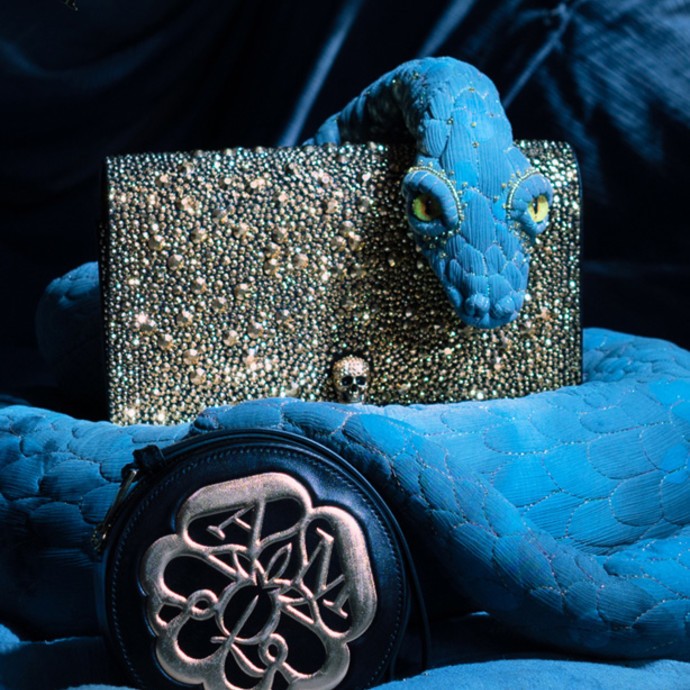 Alexander McQueen تطلق تشكيلتها الخاصة