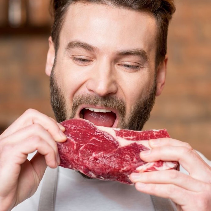رجل يتناول اللحوم النيئة لأكثر من شهرين
