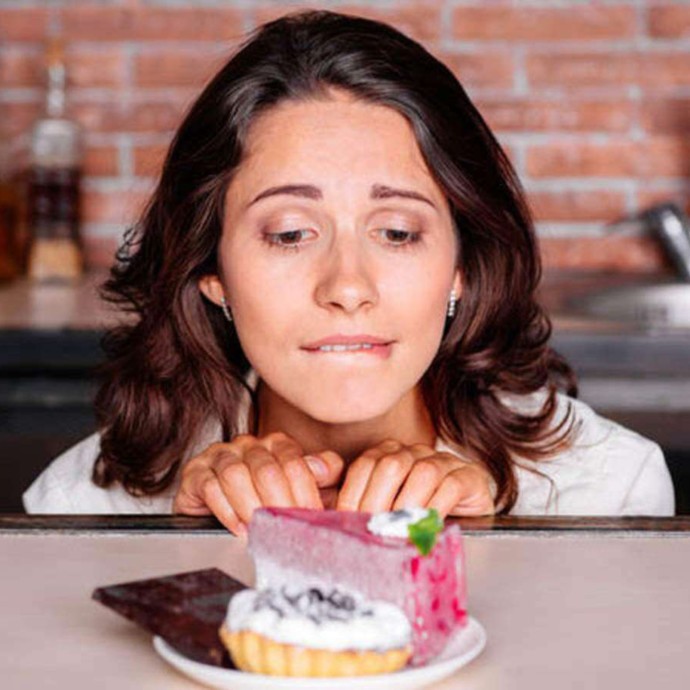 5 طرق للتعامل مع الرغبة الشديدة في تناول الطعام