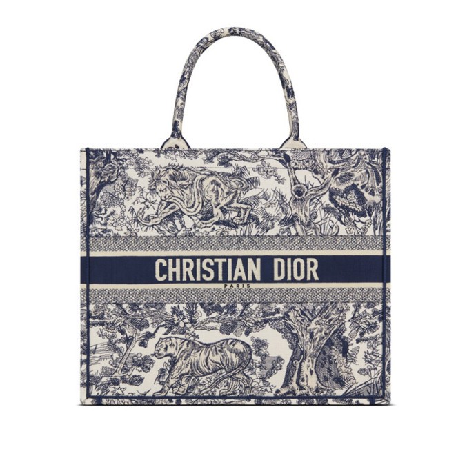 الآن مقاسات جديدة لحقيبة Dior Book Tote