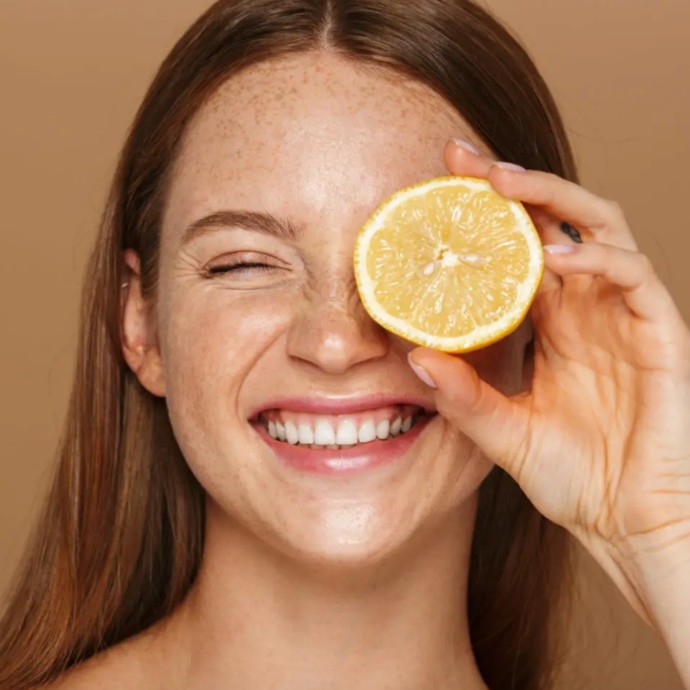 ما هي الآثار الجانبية لعصير الليمون على البشرة؟