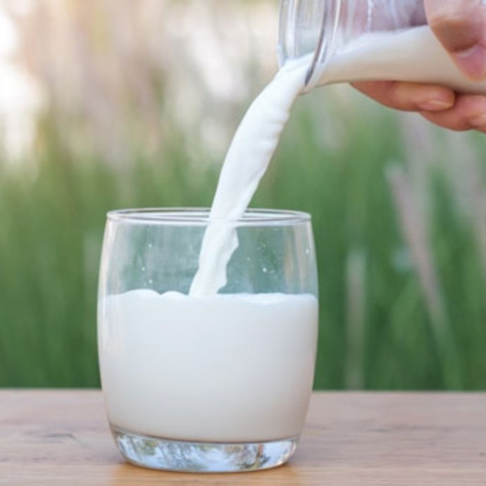 هل يفقد الحليب الخالي من الدسم محتواه من الفيتامين A؟
