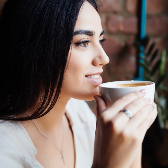 5 عادات لتناول القهوة تخلّصكِ من دهون البطن