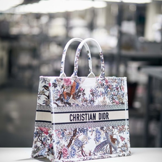 إكتشفي حقيبة "Dior Book Tote" بمنط "الحديقة الشتويّة"