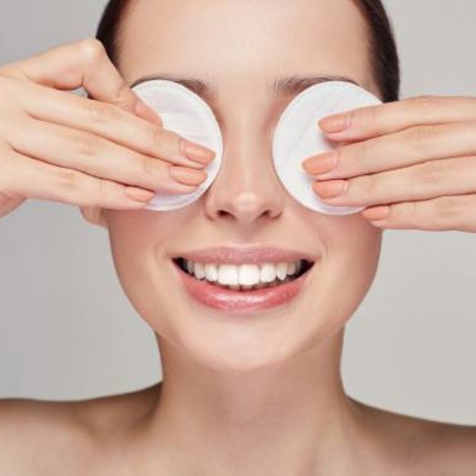 5 حيل فعالة لإزالة مكياج العينين