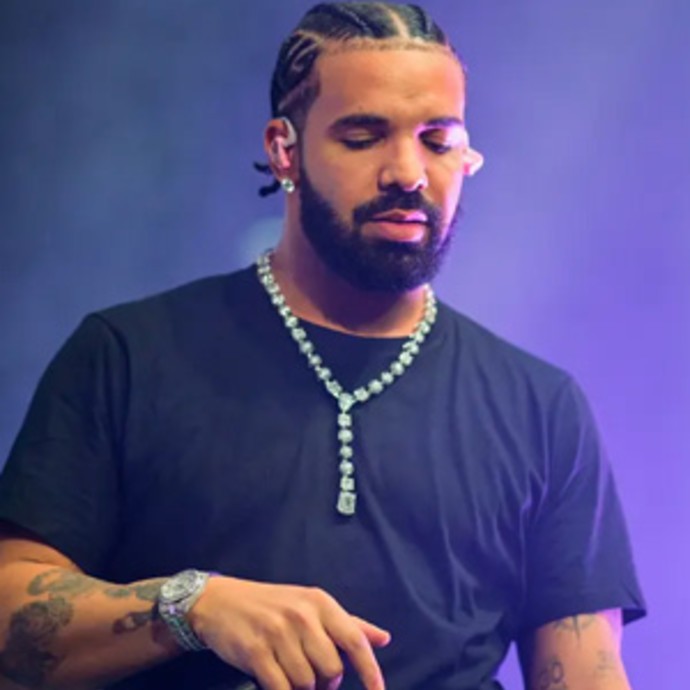 ما قصة عقد Drake المؤلف من خواتم خطوبة؟